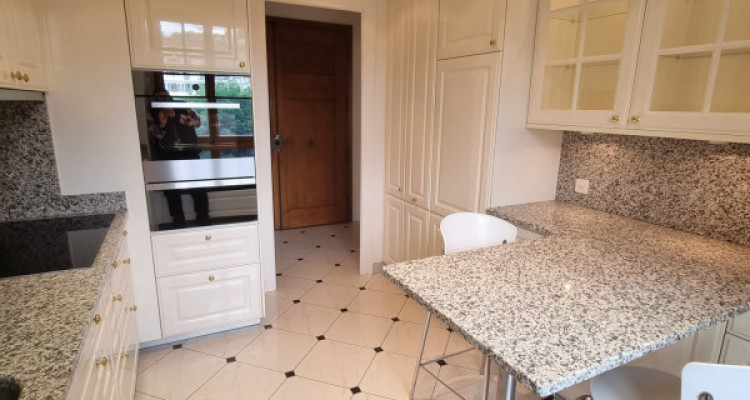 Agence de Relocation. Appartement 5 pièces, Rue Henri-Mussard 1e étage. Proche des commerces et des commodités. image 4