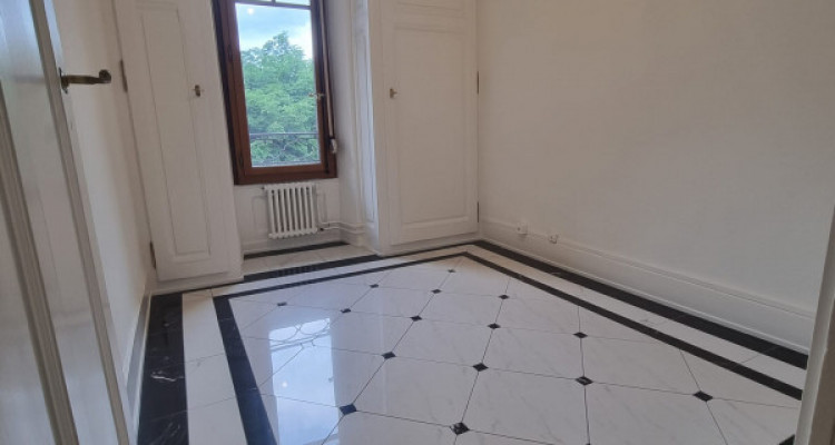 Agence de Relocation. Appartement 5 pièces, Rue Henri-Mussard 1e étage. Proche des commerces et des commodités. image 5