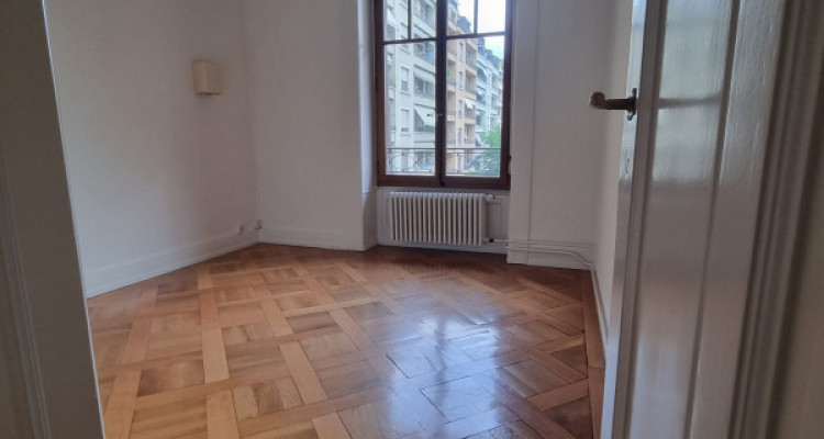 Agence de Relocation. Appartement 5 pièces, Rue Henri-Mussard 1e étage. Proche des commerces et des commodités. image 6