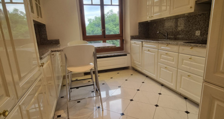 Agence de Relocation. Appartement 5 pièces, Rue Henri-Mussard 1e étage. Proche des commerces et des commodités. image 7