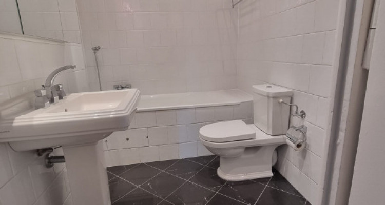 Agence de Relocation. Appartement 5 pièces, Rue Henri-Mussard 1e étage. Proche des commerces et des commodités. image 8