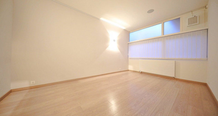 Superbe local commercial // 6 p // Genève secteur les Pâquis image 2