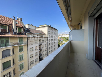 Appartement traversant avec balcon à Genève image 1