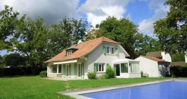 Grande villa individuelle avec piscine.  image 1
