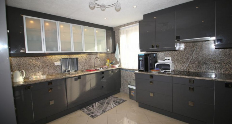 Bien de rendement : 2 appartements et une grange à transformer image 4