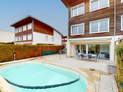 Exclusif: Villa jumelée en triplex avec piscine chauffée image 1