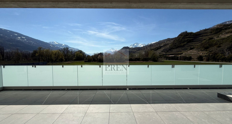 Spacieux attique 4,5 pièces neuf avec terrasse panoramique de 68 m2 image 2