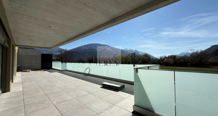 Spacieux attique 4,5 pièces neuf avec terrasse panoramique de 68 m2 image 3