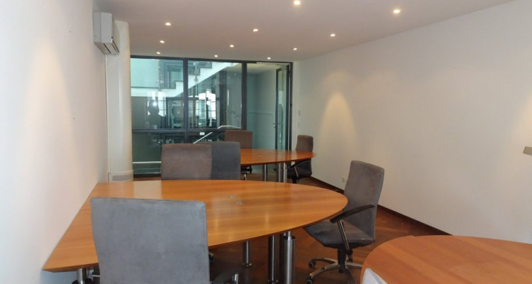 Magnifique local commercial à louer // 320m² image 1