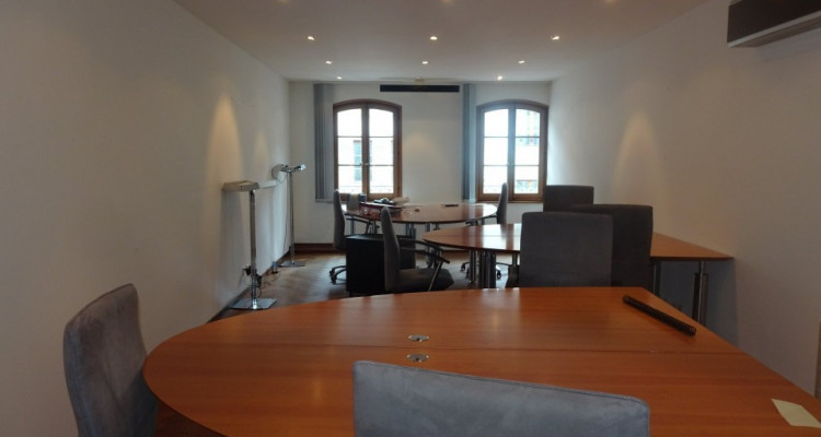 Magnifique local commercial à louer // 320m² image 2