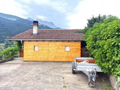 Propriété avec Chalet de 4,5 pces, 2 chambres, panneaux solaires + 1 local  image 1