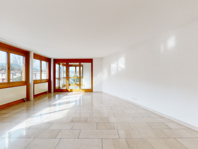 Helle 4.5-Zimmerwohnung mit funktionaler Raumaufteilung image 2