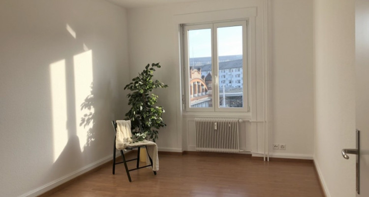 Sunny old building apartment for singles with a large balcony image 2